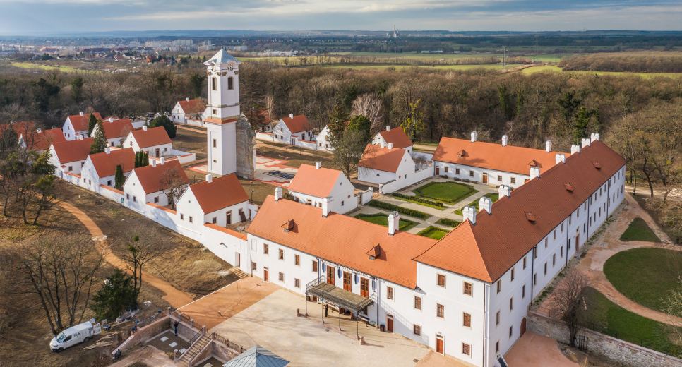 Kostoly, kláštory Kostoly, kláštory
